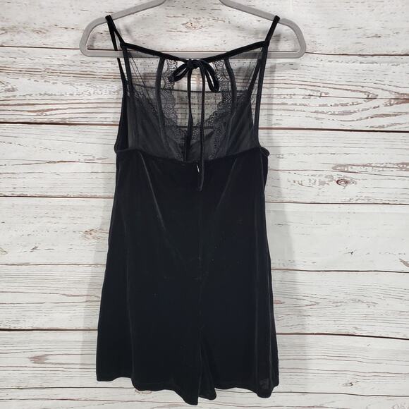 BCBGeneration New Women's Black Velvet Lace Pockets Romper Size Small - Picture 12 of 12